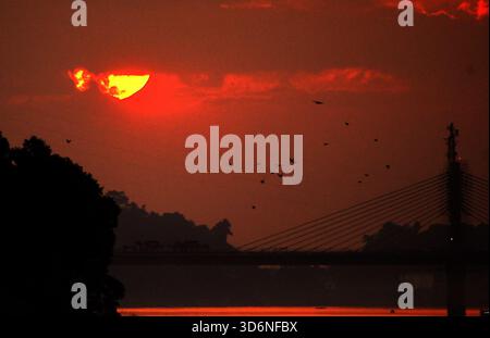 Guwahati, Guwahati, Inde. 21 novembre 2025. Une vue de coucher de soleil à Guwahati Inde le vendredi 21 novembre 2025. (Crédit image : © Dasarath Deka/ZUMA Press Wire) USAGE ÉDITORIAL SEULEMENT ! Non destiné à UN USAGE commercial ! Banque D'Images
