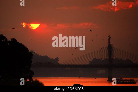Guwahati, Guwahati, Inde. 21 novembre 2025. Un bateau navigue à travers la rivière Brahmaputra durig coucher de soleil à Guwahati Inde le vendredi 21 novembre 2025. (Crédit image : © Dasarath Deka/ZUMA Press Wire) USAGE ÉDITORIAL SEULEMENT ! Non destiné à UN USAGE commercial ! Banque D'Images