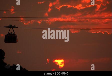 Guwahati, Guwahati, Inde. 21 novembre 2025. Une vue de coucher de soleil à Guwahati Inde le vendredi 21 novembre 2025. (Crédit image : © Dasarath Deka/ZUMA Press Wire) USAGE ÉDITORIAL SEULEMENT ! Non destiné à UN USAGE commercial ! Banque D'Images