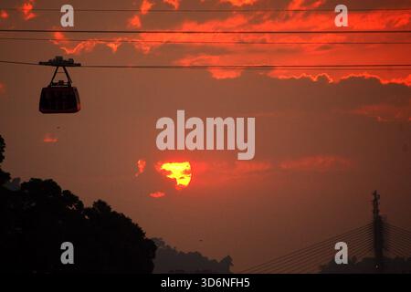 Guwahati, Guwahati, Inde. 21 novembre 2025. Une vue de coucher de soleil à Guwahati Inde le vendredi 21 novembre 2025. (Crédit image : © Dasarath Deka/ZUMA Press Wire) USAGE ÉDITORIAL SEULEMENT ! Non destiné à UN USAGE commercial ! Banque D'Images