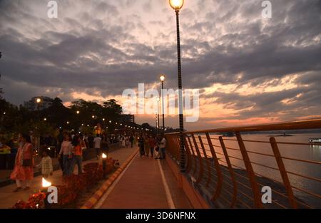 Guwahati, Guwahati, Inde. 21 novembre 2025. Les gens visitent un parc sur la rive de la rivière Brahmaputra à Guwahati Inde le vendredi 21 novembre 2025. (Crédit image : © Dasarath Deka/ZUMA Press Wire) USAGE ÉDITORIAL SEULEMENT ! Non destiné à UN USAGE commercial ! Banque D'Images