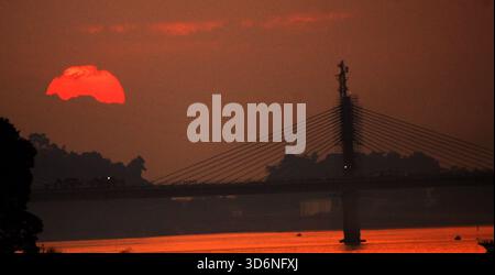 Guwahati, Guwahati, Inde. 21 novembre 2025. Une vue de coucher de soleil à Guwahati Inde le vendredi 21 novembre 2025. (Crédit image : © Dasarath Deka/ZUMA Press Wire) USAGE ÉDITORIAL SEULEMENT ! Non destiné à UN USAGE commercial ! Banque D'Images