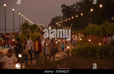 Guwahati, Guwahati, Inde. 21 novembre 2025. Les gens visitent un parc sur la rive de la rivière Brahmaputra à Guwahati Inde le vendredi 21 novembre 2025. (Crédit image : © Dasarath Deka/ZUMA Press Wire) USAGE ÉDITORIAL SEULEMENT ! Non destiné à UN USAGE commercial ! Banque D'Images