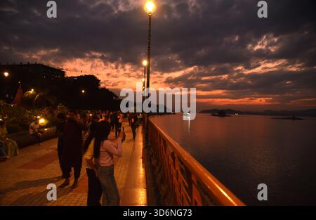 Guwahati, Guwahati, Inde. 21 novembre 2025. Les gens visitent un parc sur la rive de la rivière Brahmaputra à Guwahati Inde le vendredi 21 novembre 2025. (Crédit image : © Dasarath Deka/ZUMA Press Wire) USAGE ÉDITORIAL SEULEMENT ! Non destiné à UN USAGE commercial ! Banque D'Images
