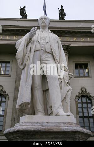 Hermann von Helmholtz (Hermann Ludwig Ferdinand von Helmholtz) (1821-1894) Physicien et médecin allemands. Statue de Helmholtz devant l'entrée de l'Université Humboldt à Berlin, Allemagne. Créé par Ernst Herter (1846-1917) en 1899. Banque D'Images