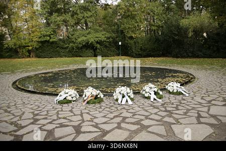 Berlin, Allemagne. Mémorial aux Sinti et Roms d'Europe assassinés sous le national-socialisme. Dédié à la mémoire de ceux qui ont été assassinés dans le Porajmos, par l'Allemagne nazie. Il a été conçu par Dani Karavan (1930-2021) et inauguré officiellement le 24 octobre 2012. Il se compose d'un bassin d'eau circulaire sombre avec une pierre triangulaire au centre, en référence aux insignes qui devaient être portés par les prisonniers des camps de concentration. Banque D'Images