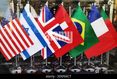 Drapeaux des pays européens et le drapeau de l'Union européenne , Amérique, Angleterre, France sur la table. Banque D'Images