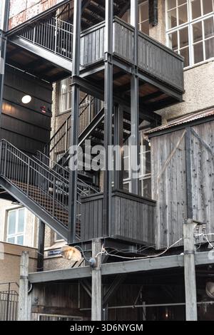 Göteborg, Suède - 30 juin 2021: Escaliers extérieurs en métal peint en noir. Banque D'Images