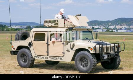 Hmmwv Hummer h1 au spectacle aérien de Budaörs à 2025 avec mitrailleuse Banque D'Images