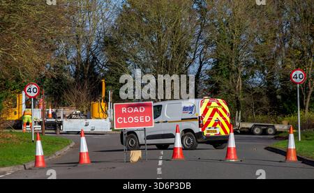 Milton Keynes,Bucks,UK - Nov. 17th 2025 : panneau de fermeture de route avec cônes de circulation. Route devant fermée pour réparation Banque D'Images