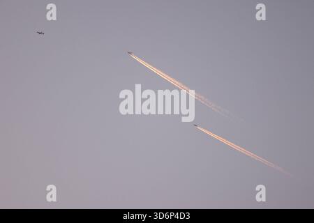 Drei Flugzeuge fliegen am wolkenlosen Abendhimmel ueber über die Stadt Siegen. BEI zwei Flugzeugen sind Kondensstreifen zu sehen. Flugzeuge AM 21.11.2025 à Siegen/Deutschland. *** Trois avions survolent la ville de Siegen dans le ciel nocturne sans nuages des traînées peuvent être vues sur deux avions avions sur 21 11 2025 à Siegen Allemagne Banque D'Images