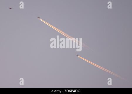 Drei Flugzeuge fliegen am wolkenlosen Abendhimmel ueber über die Stadt Siegen. BEI zwei Flugzeugen sind Kondensstreifen zu sehen. Flugzeuge AM 21.11.2025 à Siegen/Deutschland. *** Trois avions survolent la ville de Siegen dans le ciel nocturne sans nuages des traînées peuvent être vues sur deux avions avions sur 21 11 2025 à Siegen Allemagne Banque D'Images
