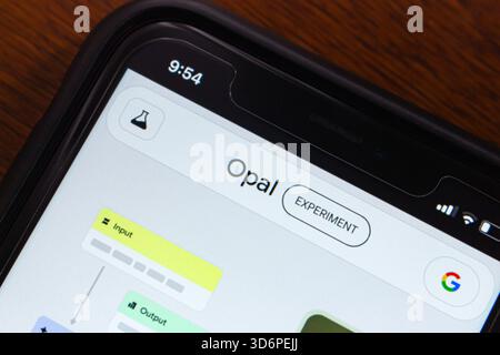 Quito, ÉQUATEUR - 11 nov. 2025 : gros plan d'un smartphone montrant le site Google Opal. Banque D'Images