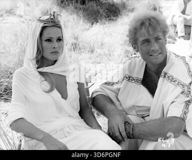 URSULA ANDRESS et JOHN RICHARDSON se relaxant sur place en Israël où ils tournaient ELLE 1965 réalisateur ROBERT DAY Novel H. RIDER HAGGARD Music JAMES BERNARD Producteur MICHAEL CARRERAS Hammer-Seven Arts / Warner-Pathe / Associated British Banque D'Images