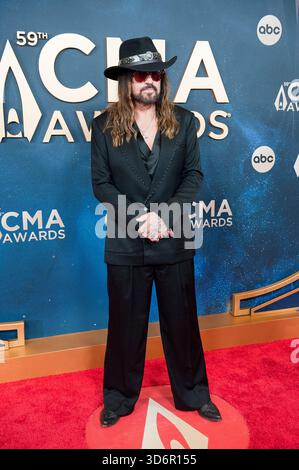 19 novembre 2025 - Nashville, Tennessee ; États-Unis - BILLY RAY CYRUS arrive à la 59e cérémonie annuelle des CMA Awards qui a eu lieu au Bridgestone Arena situé au centre-ville de Nashville. Copyright 2025 Jason Moore. (Crédit image : © Jason Moore/ZUMA Press Wire) USAGE ÉDITORIAL SEULEMENT ! Non destiné à UN USAGE commercial ! Banque D'Images