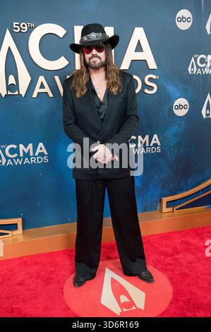19 novembre 2025 - Nashville, Tennessee ; États-Unis - BILLY RAY CYRUS arrive à la 59e cérémonie annuelle des CMA Awards qui a eu lieu au Bridgestone Arena situé au centre-ville de Nashville. Copyright 2025 Jason Moore. (Crédit image : © Jason Moore/ZUMA Press Wire) USAGE ÉDITORIAL SEULEMENT ! Non destiné à UN USAGE commercial ! Banque D'Images