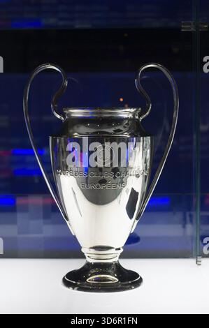 Barcelone, Espagne - 22 septembre 2014 : coupe de la Ligue des Champions de l'UEFA au musée. Coupe de l'UEFA - trophée attribué chaque année par l'UEFA au club de football qui gagne Banque D'Images