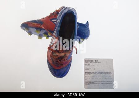 Barcelone, Espagne - 22 septembre 2014 : chaussures de football Lionel Messi au musée du FC Barcelone. Il a marqué son but numéro 234 lors du match officiel. Camp N Banque D'Images