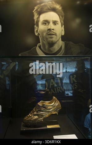 Barcelone, Espagne - 22 septembre 2014 : Lionel Messi et sa chaussure d'or au musée du FC Barcelone. Camp Nou, Barcelone, Espagne, Barcelone, Espagne Banque D'Images