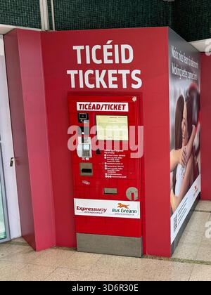 Dublin, Irlande - 21 octobre 2025 : distributeurs de billets Busaras gare routière centrale, Dublin. Banque D'Images