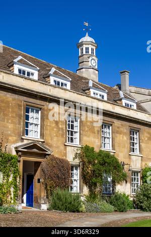Vue panoramique du Christ’s College et des bâtiments historiques de l’Université de Cambridge en Angleterre, au Royaume-Uni, présentant l’architecture classique, la verdure luxuriante et ico Banque D'Images