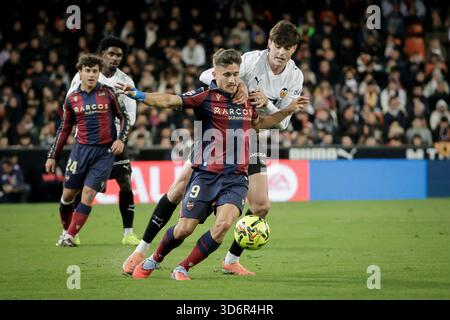 Valencia, Espagne. 21 novembre 2025. IVAN ROMERO et Javi Guerra de Valencia CF lors du match de LaLiga entre Valencia CF et Levante UD au stade Mestalla le 21 novembre 2025. ( Credit : Jose Miguel Fernandez/Alamy Live News Banque D'Images