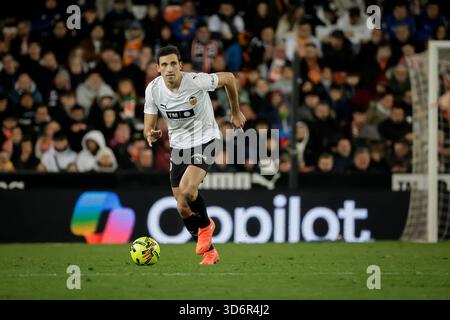 Valencia, Espagne. 21 novembre 2025. Cesar Tarrega de Valencia CF lors du match de LaLiga entre Valencia CF et Levante UD au stade Mestalla le 21 novembre 2025. ( Credit : Jose Miguel Fernandez/Alamy Live News Banque D'Images