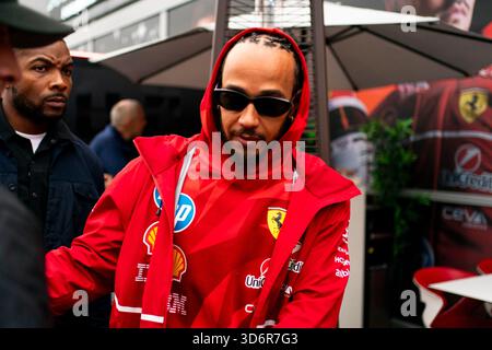 Las Vegas, États-Unis. 21 novembre 2025. Le pilote britannique de formule 1 Lewis Hamilton de la Scuderia Ferrari arrive pour le Grand Prix de formule 1 de Las Vegas sur le Las Vegas Strip circuit à Las Vegas le vendredi 21 novembre 2025. Photo de Greg Nash/UPI crédit : UPI/Alamy Live News Banque D'Images