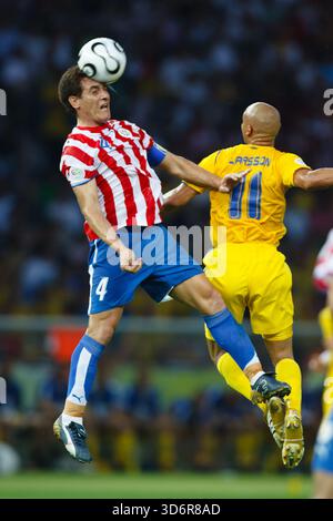 BERLIN - 15 JUIN : Carlos Gamarra, du Paraguay (4), est en tête du ballon contre Henrick Larsson, du Suède (11), lors d'un match de Coupe du monde du Groupe B, le 15 juin 2006 à l'Olympiastadion de Berlin, en Allemagne. Usage éditorial exclusif. Utilisation commerciale interdite. (Photographie de Jonathan Paul Larsen / Diadem images) Banque D'Images