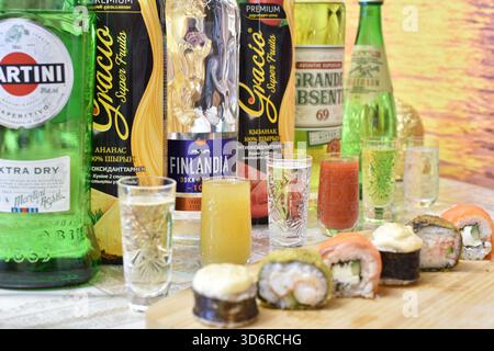 Set de tir “train blindé” avec rouleaux, avec Martini vermouth, vodka Finlandia, jus Grazio, Grande Absente absinthe, et de l'eau sodée de Nabeglavi Banque D'Images