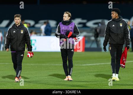 21 novembre 2025. Lisbonne, Portugal. Le défenseur Benfica suédois SAMUEL DAHL (26 ans), l'attaquant Benfica norvégien ANDREAS SCHJELDERUP (21 ans) et le défenseur Benfica portugais USA JOSHUA Wynder (66 ans) avant le départ de la 4ème série éliminatoire de la Coupe portugaise : Atletico vs Benfica crédit : Alexandre de Sousa/Alamy Live News Banque D'Images