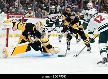 Pittsburgh, États-Unis. 21 novembre 2025. Minnesota Wild L'aile gauche Matt Boldy (12) tire devant le bâton du défenseur des Penguins de Pittsburgh Ryan Shea (5) et marque le gardien des Penguins de Pittsburgh Arturs Silovs (37) en première période au PPG Paints Arena de Pittsburgh le vendredi 21 novembre 2025. Photo par Archie Carpenter/UPI. Crédit : UPI/Alamy Live News Banque D'Images