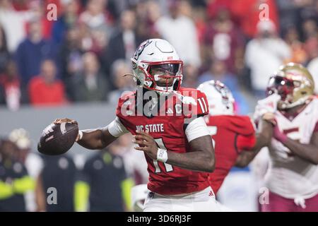 Raleigh, Caroline du Nord, États-Unis. 21 novembre 2025. Le quarterback Wolfpack de NC State CJ Bailey (11 ans) affronte les Florida State Seminoles lors de la première moitié du match de football de la NCAA au carter-Finley Stadium de Raleigh, Caroline du Nord. (Scott Kinser/CSM). Crédit : csm/Alamy Live News Banque D'Images