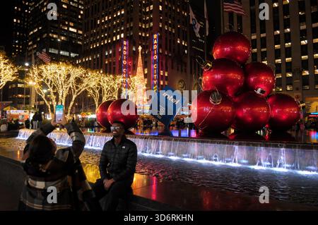 New York, États-Unis. 21 novembre 2025. De grandes décorations de Noël sont vues dans une fontaine à l'extérieur du Radio City Music Hall qui est décoré avec un arbre de Noël et des lumières de vacances à Manhattan, New York City. Crédit : SOPA images Limited/Alamy Live News Banque D'Images