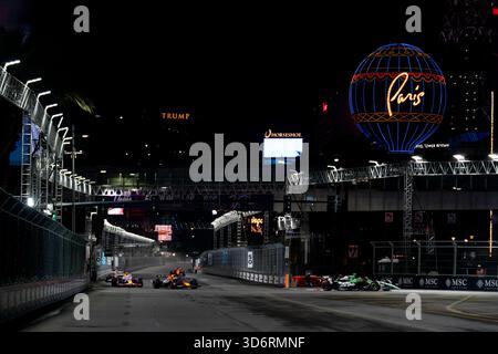 Las Vegas, États-Unis. 21 novembre 2025. Voitures en action lors de la troisième séance d'essais libres du Grand Prix de formule 1 de Las Vegas au Las Vegas Strip circuit à Las Vegas le vendredi 21 novembre 2025. Photo de Greg Nash/UPI crédit : UPI/Alamy Live News Banque D'Images