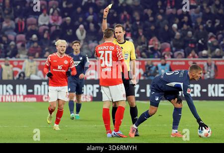 Mainz, Allemagne 21 novembre 2025 : 1. BL - 2025/2026 - FSV FSV Mainz 05 vs. TSG 1899 Hoffenheim dans l'image : arbitre Sascha Stegemann montre Silvan Widmer (Mayence) le carton jaune. // la réglementation DFL interdit toute utilisation de photographies comme séquences d'images et Banque D'Images