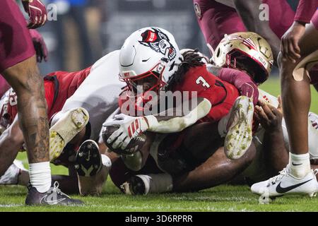 Raleigh, Caroline du Nord, États-Unis. 21 novembre 2025. NC State Wolfpack Running back Hollywood Sbirds (3) atteint des yards supplémentaires contre les Florida State Seminoles pendant la seconde moitié du match de football de la NCAA au carter-Finley Stadium de Raleigh, Caroline du Nord. (Scott Kinser/CSM). Crédit : csm/Alamy Live News Banque D'Images