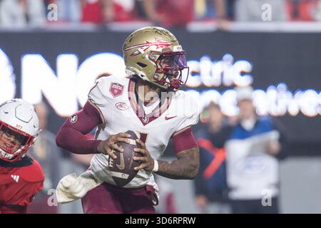 Raleigh, Caroline du Nord, États-Unis. 21 novembre 2025. Le quarterback Tommy Castellanos des Seminoles de Floride (1) se déroule contre le Wolfpack de Caroline du Nord lors de la deuxième moitié du match de football de la NCAA au carter-Finley Stadium à Raleigh, Caroline du Nord. (Scott Kinser/CSM). Crédit : csm/Alamy Live News Banque D'Images