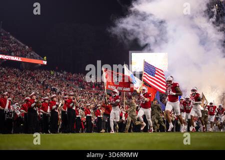 Raleigh, Caroline du Nord, États-Unis. 21 novembre 2025. NC State Wolfpack court pour le match de football NCAA face aux Florida State Seminoles au carter-Finley Stadium de Raleigh, Caroline du Nord. (Scott Kinser/CSM) (image crédit : © Scott Kinser/Cal Sport Media). Crédit : csm/Alamy Live News Banque D'Images