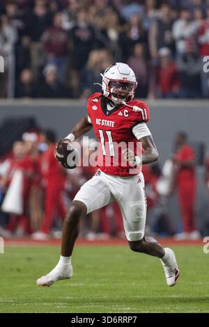 Raleigh, Caroline du Nord, États-Unis. 21 novembre 2025. Le quarterback Wolfpack de NC State CJ Bailey (11 ans) court avec le ballon contre les Florida State Seminoles pendant la première moitié du match de football de la NCAA au carter-Finley Stadium à Raleigh, Caroline du Nord. (Scott Kinser/CSM). Crédit : csm/Alamy Live News Banque D'Images