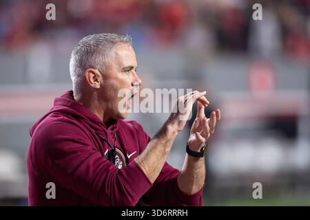 Raleigh, Caroline du Nord, États-Unis. 21 novembre 2025. L'entraîneur-chef des Florida State Seminoles Mike Norvell fait monter l'équipe HIE avant le match de football NCAA contre le Wolfpack de NC State au carter-Finley Stadium de Raleigh, Caroline du Nord. (Scott Kinser/CSM). Crédit : csm/Alamy Live News Banque D'Images