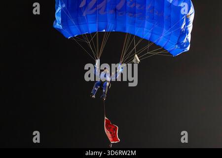 Raleigh, Caroline du Nord, États-Unis. 21 novembre 2025. Les parachutistes du groupe de plongée à ski All Veterans sautent dans le carter-Finley Stadium avant le début du match de football de la NCAA entre les Florida State Seminoles et le NC State Wolfpack le 21 novembre 2025. (Crédit image : © Israel Anta via ZUMA Press Wire) USAGE ÉDITORIAL SEULEMENT ! Non destiné à UN USAGE commercial ! Banque D'Images