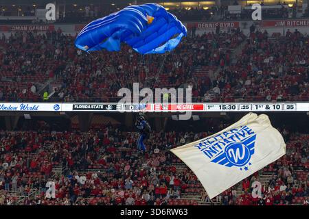 Raleigh, Caroline du Nord, États-Unis. 21 novembre 2025. Les parachutistes du groupe de plongée à ski All Veterans sautent dans le carter-Finley Stadium avant le début du match de football de la NCAA entre les Florida State Seminoles et le NC State Wolfpack le 21 novembre 2025. (Crédit image : © Israel Anta via ZUMA Press Wire) USAGE ÉDITORIAL SEULEMENT ! Non destiné à UN USAGE commercial ! Banque D'Images