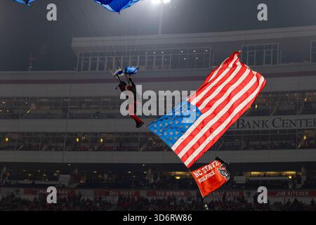 Raleigh, Caroline du Nord, États-Unis. 21 novembre 2025. Les parachutistes du groupe de plongée à ski All Veterans sautent dans le carter-Finley Stadium avant le début du match de football de la NCAA entre les Florida State Seminoles et le NC State Wolfpack le 21 novembre 2025. (Crédit image : © Israel Anta via ZUMA Press Wire) USAGE ÉDITORIAL SEULEMENT ! Non destiné à UN USAGE commercial ! Banque D'Images