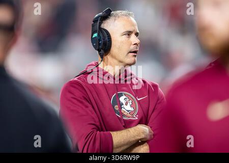 Raleigh, Caroline du Nord, États-Unis. 21 novembre 2025. L'entraîneur-chef des Florida State Seminoles MIKE NORVELL pendant la première moitié du match de football de la NCAA entre les Florida State Seminoles et le NC State Wolfpack le 21 novembre 2025 au carter-Finley Stadium à Raleigh, NC. (Crédit image : © Israel Anta via ZUMA Press Wire) USAGE ÉDITORIAL SEULEMENT ! Non destiné à UN USAGE commercial ! Banque D'Images
