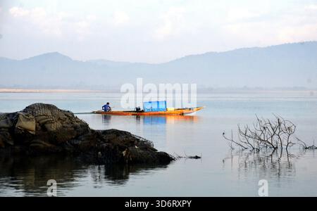 Guwahati, Guwahati, Inde. 21 novembre 2025. Les pêcheurs reviennent après avoir pêché dans la rivière Brahmaputra dans le Guwahati Inde le vendredi 21 novembre 2025. (Crédit image : © Dasarath Deka/ZUMA Press Wire) USAGE ÉDITORIAL SEULEMENT ! Non destiné à UN USAGE commercial ! Banque D'Images