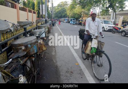 Guwahati, Guwahati, Inde. 21 novembre 2025. Vendeur de poissons est arrivé pour acheter des poissons locaux au marché aux poissons Uzanbazar situé sur la rive de la rivière Brahmaputra à Guwahati Inde le vendredi 21 novembre 2025. (Crédit image : © Dasarath Deka/ZUMA Press Wire) USAGE ÉDITORIAL SEULEMENT ! Non destiné à UN USAGE commercial ! Banque D'Images