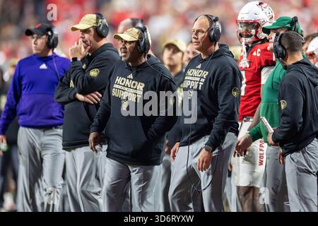 Raleigh, Caroline du Nord, États-Unis. 21 novembre 2025. L'entraîneur-chef du Wolfpack de NC State DAVE DOEREN lors de la deuxième moitié du match de football de la NCAA entre les Florida State Seminoles et le Wolfpack de NC State le 21 novembre 2025 au carter-Finley Stadium à Raleigh, NC. (Crédit image : © Israel Anta via ZUMA Press Wire) USAGE ÉDITORIAL SEULEMENT ! Non destiné à UN USAGE commercial ! Banque D'Images