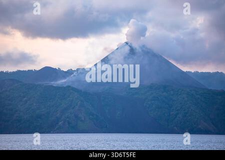 Volcan Barren Island en éruption de lave, de fumée et de cendres sur la mer Banque D'Images