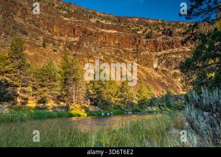 Roches de basalte au-dessus de Crooked River au camping Big Bend, lever du soleil, Crooked River Natl Wild et Scenic River, au sud de Prineville, High Desert, Oregon Banque D'Images